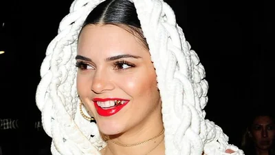 Кендалл Дженнер показала новий неоднозначний тренд - золоті зуби і бабусин светр