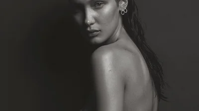 Белла Хадід відтворила знамениту оголену фотосесію Кейт Мосс в молодості
