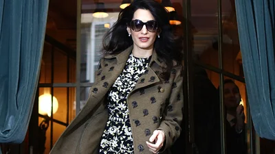 10 вражаючих образів вагітної Амаль Клуні, які надихають на модні експерименти