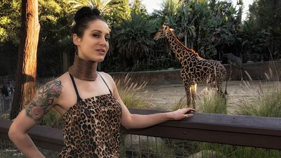 Шокуючі зміни: жінка носить ошийник, щоб бути схожою на жирафу