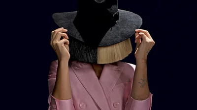 Популярна співачка Sia шокувала обличчям без макіяжу і парика