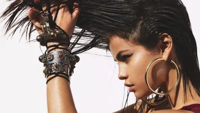 Спокуслива Селена Гомес показує стильний майстер-клас у Vogue