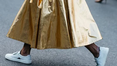 Як носити кросівки з сукнями: 35 стильних образів