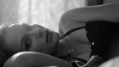 Вагітна та оголена: Наталі Портман знялась у неймовірному кліпі