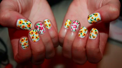 Дівочі штучки: cтильні варіанти весняного манікюру