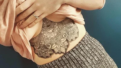 Чуттєві і сексуальні тату під грудьми, які ти захочеш собі зробити