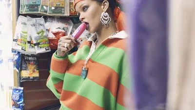 Зелена, оранжева, бузкова: Ріанна змінила зовнішність для провокаційного фотосету