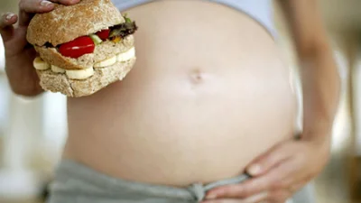 Це так мило: вагітна використовує свій животик як підставку