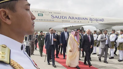 По-багатому: шейх із Саудівської Аравії подорожує з 460 тоннами багажу