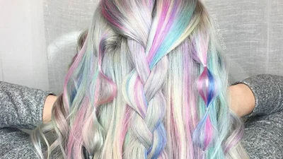 Голографічне волосся - новий тренд, який сліпить очі своєю гламурністю