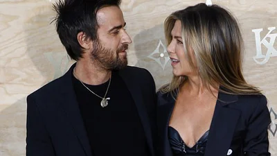 Спортшик та шкіряне декольте: два ідеальні наряди Дженніфер Еністон