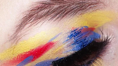 Брови-пір'я - новий дивний тренд, який не усі насміляться повторити