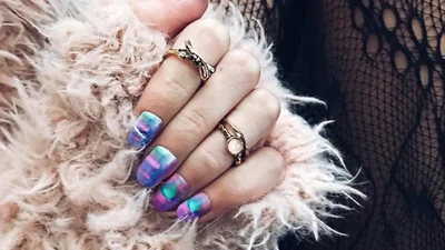 Весняний тренд: манікюр в стилі футболок тай-дай