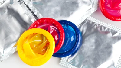 Шокуючий тренд: чоловіки непомітно знімають презервативи під час сексу (18+)
