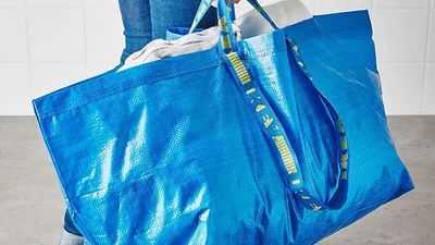 Люксовий міжнародний бренд скопіював дешеву сумку з IKEA