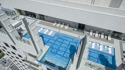 Соцмережі шаленіють від зйомок з басейну з прозорим дном