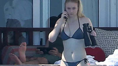 Зірку з "Гри престолів" застукали в крихітному бікіні