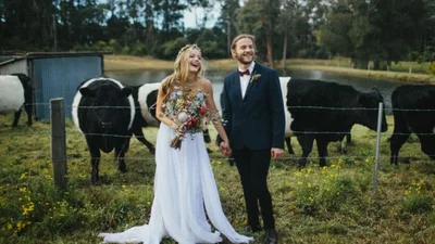 14 дівчат одягнули на своє весілля одну і ту ж сукню