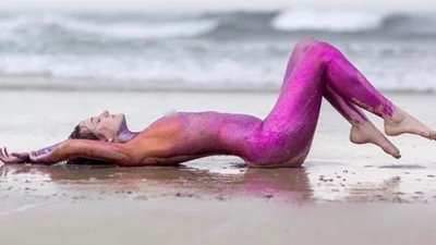 Бережіть очі: голі жінки в одному лише глітері