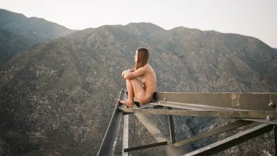 Відвертий Instagram: дівчина зі спокусливою фігурою фотографується оголеною на фоні природи