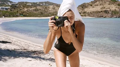 Ретро сексуальність: супермодель Карлі Клосс позує в купальнику