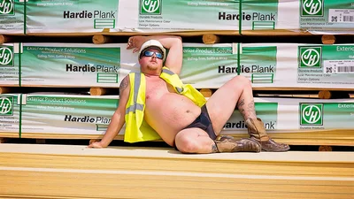 Сексуальний і небезпечний грубасик знявся у провокаційній фотосесії