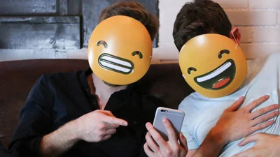 Люди помішались на нових б'юті-масках в стилі емодзі