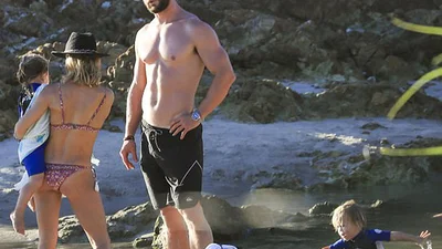 Кріс Хемсворт демонструє ідеальне тіло і свою сім'ю