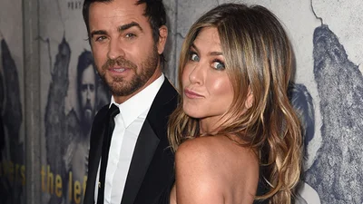 Немолода Дженніфер Еністон здивувала виходом у міні і без білизни