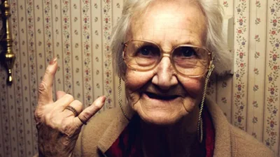 Відео дня: кумедна бабуся неочікувано розіграла свого дідуся