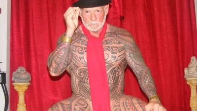 Ніколи не пізно: спортивний дідусь покрив усе своє тіло татуюваннями