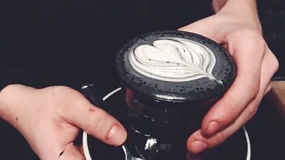 Чорне лате - унікальна кава, яка переманить тебе на темну сторону