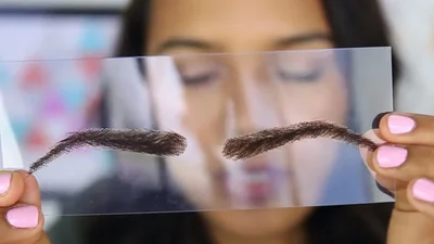 Перука для брів: новий тренд для сміливих