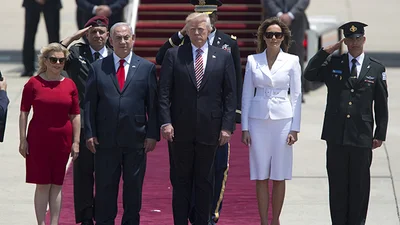 Цей незручний момент: Меланія Трамп привселюдно зганьбила чоловіка