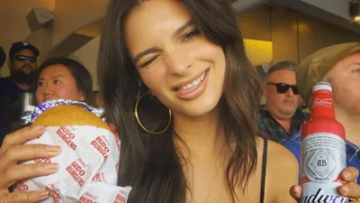 Найбільш калорійне селфі: зірки фотографуються з бургером