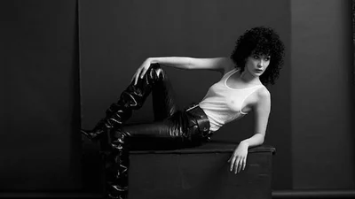 Без штанів і білизни: Белла Хадід знялась в провокаційній фотосесії