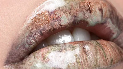 Такого ви точно ще не бачили: макіяж губ з туалетним папером 