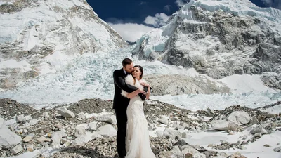 Закохані одружились на Евересті і фото весільної церемонії просто неймовірні