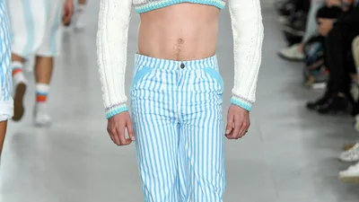 О це так мода: чоловіки на каблуках, в блискітках та з пір’ям