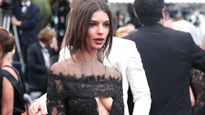 Емілі Ратажковскі 26: згадуємо відверті наряди моделі