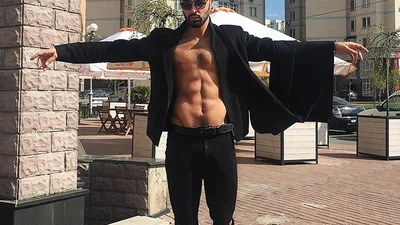 Віталій Козловський спокушає голим торсом у новій фотосесії