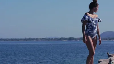 Усі на пляж: зірки в купальниках і без них