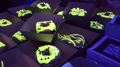 Тепер ви бачили усе: створили пончики, які світяться вночі