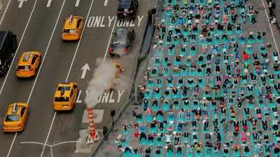Дивовижно: cотні йогів вийшли на Таймс-сквер та влаштували масове заняття