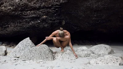 Без комплексів: дівчина займається йогою голяка і її фото змусять вас засоромитися