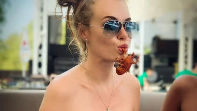 Слава з "НеАнгелів" показала сексуальну фігуру та оголеного чоловіка