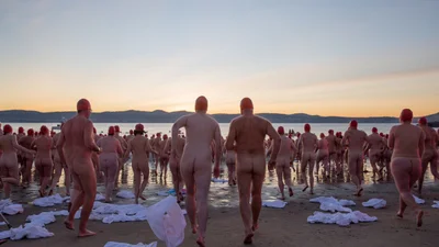 Голий заплив: австралійці дуже своєрідно відсвяткували найдовший день року