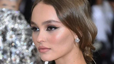 Дівчинка виросла: юна донька Джонні Деппа позасмагала топлес