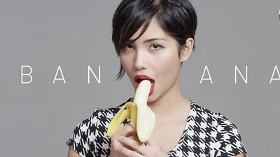 Відео дня: різні люди показали свою пристрасть до бананів