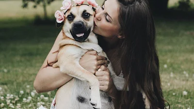 Як мило: дівчина влаштувала своїй вагітній собаці зворушливу фотосесію